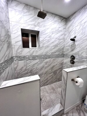 Dusche, Haartrockner, Bidet, Handtücher
