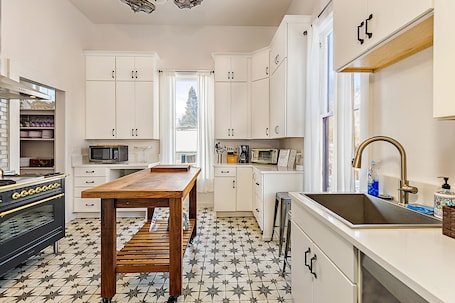 Refrigerador con freezer, microondas, horno, placa de cocina