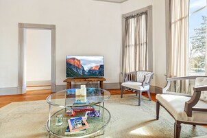 Luxury House, 2 Bedrooms, Bathtub, Garden Area | Living area