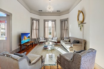 Barclay Klum House by WanderLodges