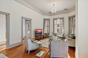 Luxury House, 2 Bedrooms, Bathtub, Garden Area | Living area