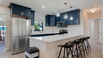 Refrigerador, microondas, placa de cocina, lavavajillas