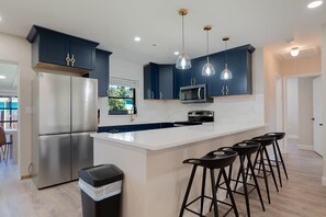 Refrigerador, microondas, placa de cocina, lavavajillas