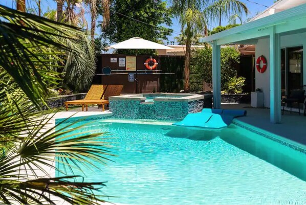Kolam renang outdoor, dengan payung kolam renang