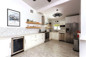 Rumah | Dapur pribadi | Lemari es besar, microwave, oven, dan kompor