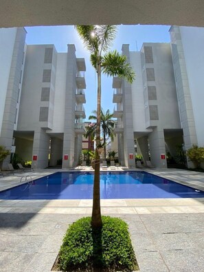Piscina interna, 2 piscinas externas
