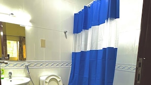 A bathroom with a toilet, sink, and bathtub. - Hello Hostel (Dubai)