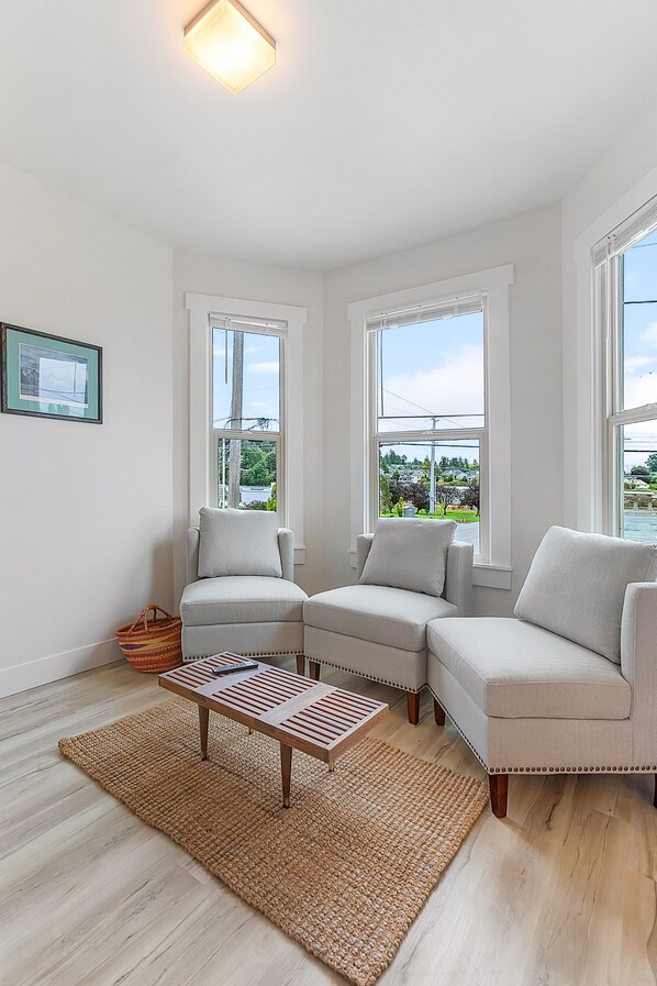 Klassiek appartement | Woonruimte | Een 40-inch flatscreentelevisie met digitale zenders