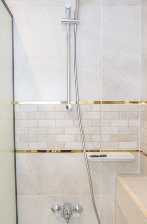 Bathtub, deep-soaking bathtub, designer toiletries, hair dryer - Hassan Pyramids Hotel (Giza)