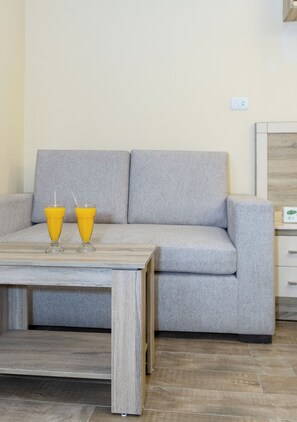 Habitación cuádruple familiar, 1 habitación, tina para personas con discapacidad, vista al desierto | 1 habitación, sábanas de algodón egipcio y ropa de cama de alta calidad 