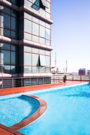 Outdoor pool - Fairview Luxury Apartments (Dar es Salaam)
