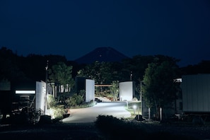 住宿正面 (夜晚)