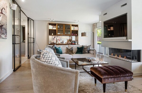 Appartement Luxe, 2 chambres, balcon | Coin séjour | Cheminée, chauffage par le sol