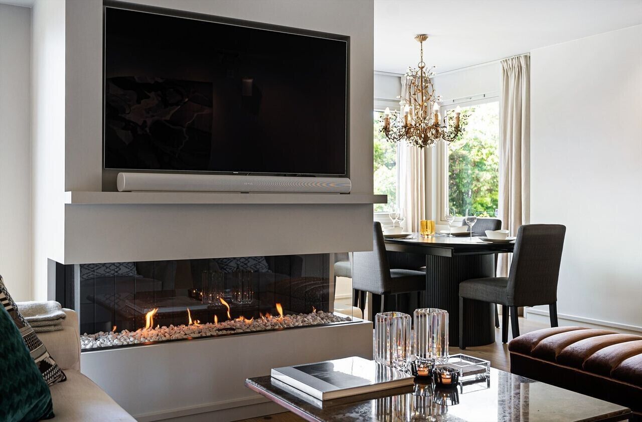 Luksusleilighet, 2 soverom, balkong | Oppholdsområde | Peis og oppvarmet gulv