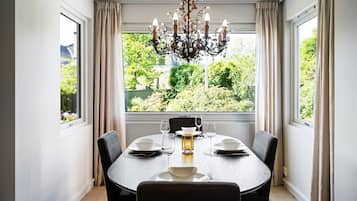 Luxury Apartment, 2 Bedrooms, Balcony | In-room dining