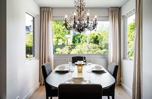 Appartement Luxe, 2 chambres, balcon | Restauration dans la chambre