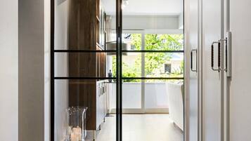 Departamento de lujo, 2 habitaciones, balcón | Área de sala de estar | Chimenea y piso con calefacción