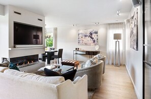 Appartement Luxe, 2 chambres, balcon | Coin séjour | Cheminée, chauffage par le sol