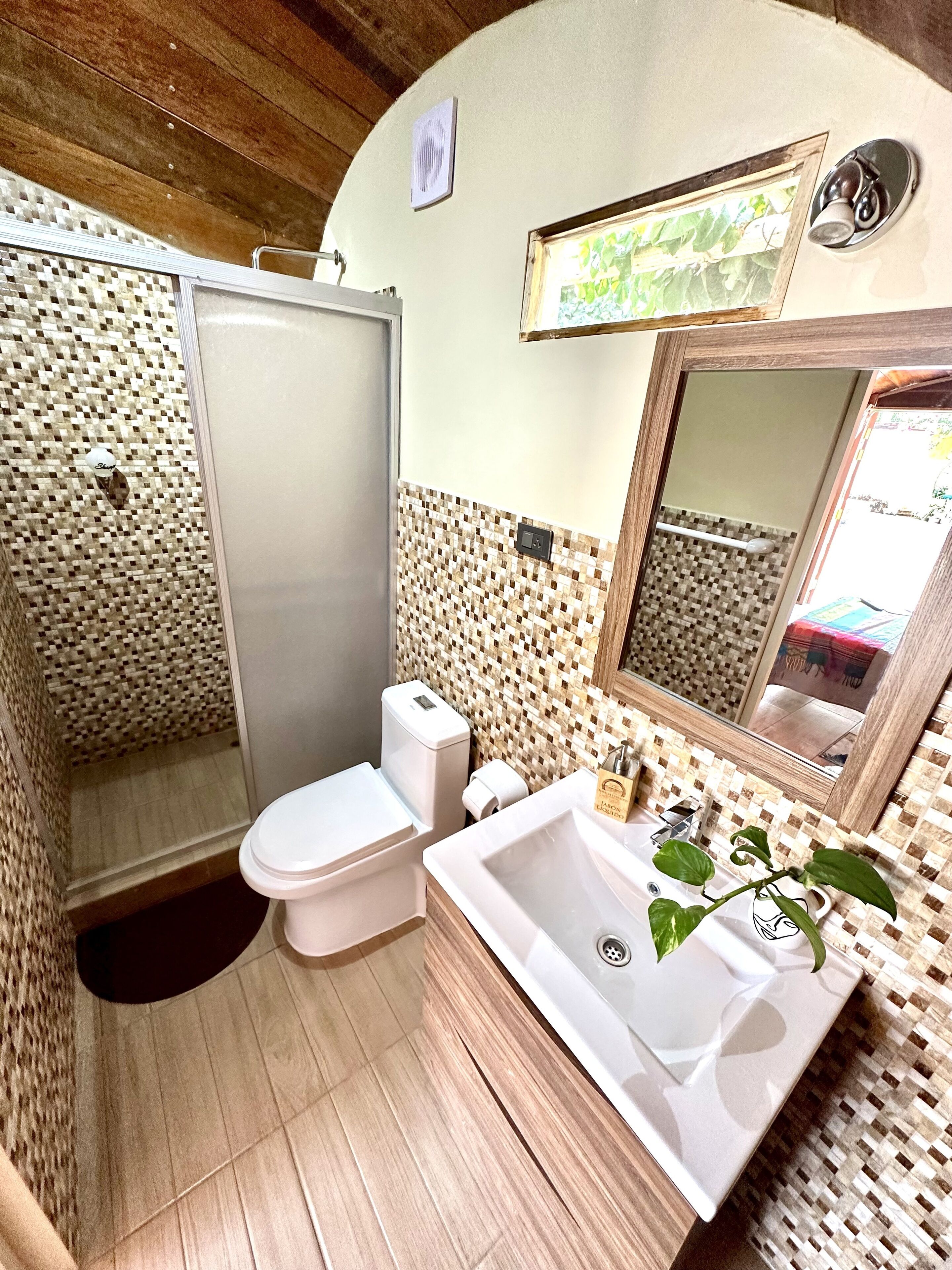 คอมฟอร์ทเคบิน, เตียงควีนไซส์ 1 เตียง | ห้องน้ำ