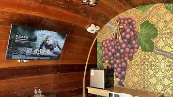 Comfort-hytte - 1 queensize-seng | Individuel indretning, arbejdsområde til bærbare computere, gratis Wi-Fi