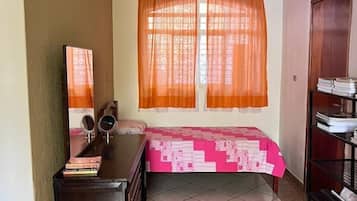 Twin Room | 1 bedroom, hypo-allergenic bedding, pillow-top beds, laptop workspace