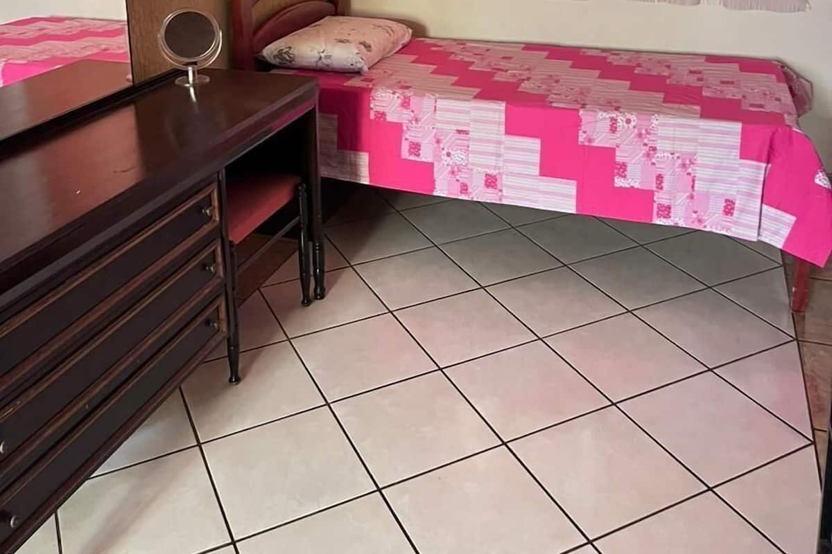 Single Room | 1 bedroom, hypo-allergenic bedding, pillowtop beds, laptop workspace