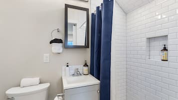 Studio – classic | Bad | Kombinert dusj/badekar og håndklær