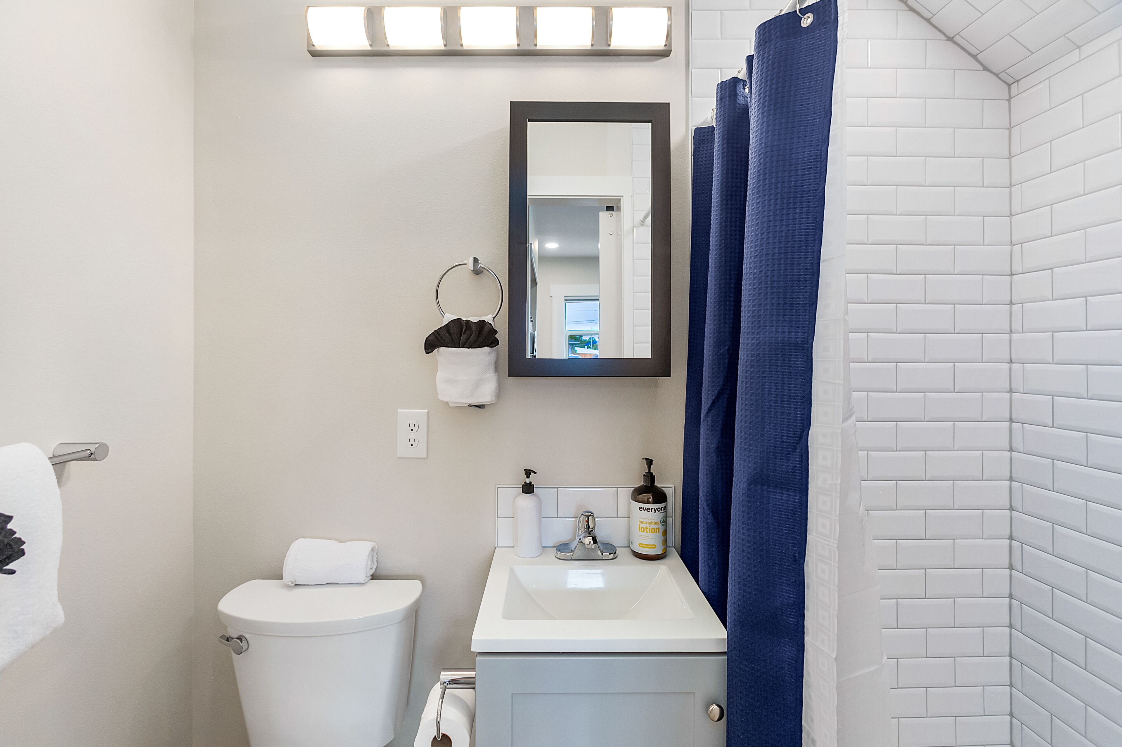 Classic Studio | Bathroom | Combined shower/tub, towels