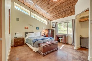 3 habitaciones, escritorio y espacio para trabajar con laptop