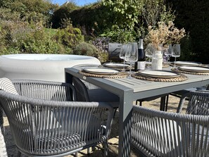 Cottage | Outdoor dining