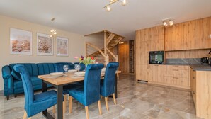 Een moderne keuken met houten kastjes en een inbouwoven.