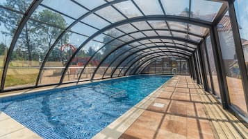 Una piscina al aire libre de temporada