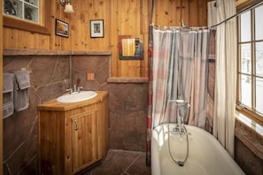 Eco-friendly toiletries, hair dryer, towels, soap - Cozy Bunkhouse and Creekside Sauna Cabin next to the National Forest. (New Castle)