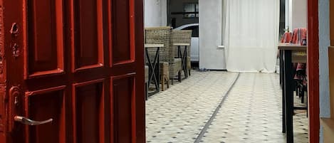 Habitación familiar, 3 camas individuales, no fumadores, vistas al patio | Cocina compartida | Frigorífico grande, microondas, placa de cocina y plancha