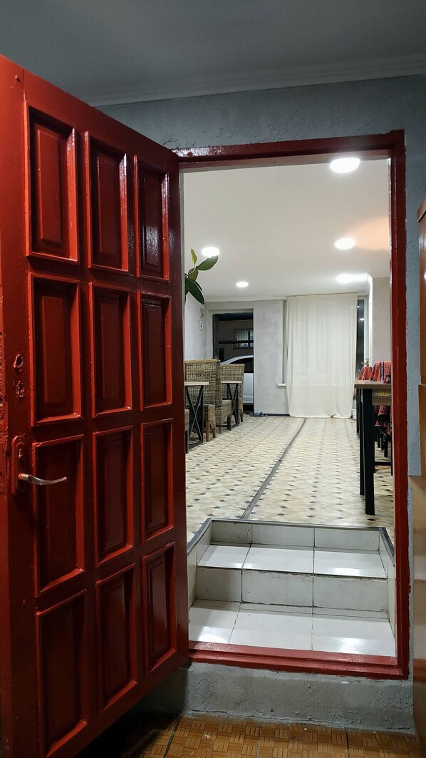 ห้องแฟมิลี่, เตียงเดี่ยว 3 เตียง, ปลอดบุหรี่, วิวสวนหย่อม | ครัวส่วนกลาง | ตู้เย็นขนาดใหญ่, ไมโครเวฟ, เตาประกอบอาหาร, กระทะแบน