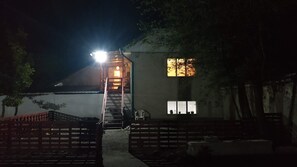 ด้านหน้าที่พัก - ตอนเย็น/กลางคืน