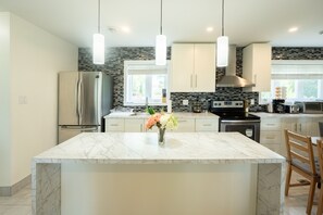 Luksushuvila, 5 makuuhuonetta, järven rannalla | Yksityinen keittiö | Täysikokoinen jääkaappi, mikroaaltouuni, uuni, liesi