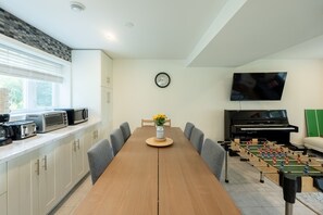 Luxury Villa, 5 Bedrooms, Lakeside | Dining room - GLOBALSTAY Waterfront 5BR Cottage (Severn)