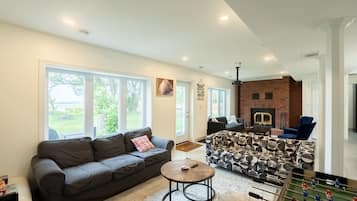 Villa de lujo, 5 habitaciones, junto al lago | Área de sala de estar | Televisión de pantalla plana, chimenea y Netflix