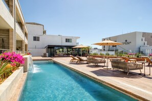 Una piscina al aire libre