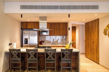 Full-size fridge, oven, stovetop, freezer at Marella Cabo