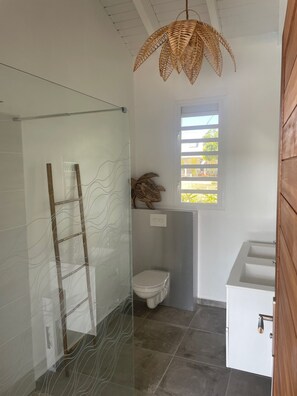 Haartrockner, Handtücher, Seife, Toilettenpapier