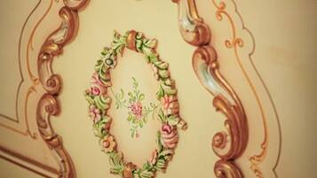Un techo decorativo con molduras ornamentales y un diseño floral.