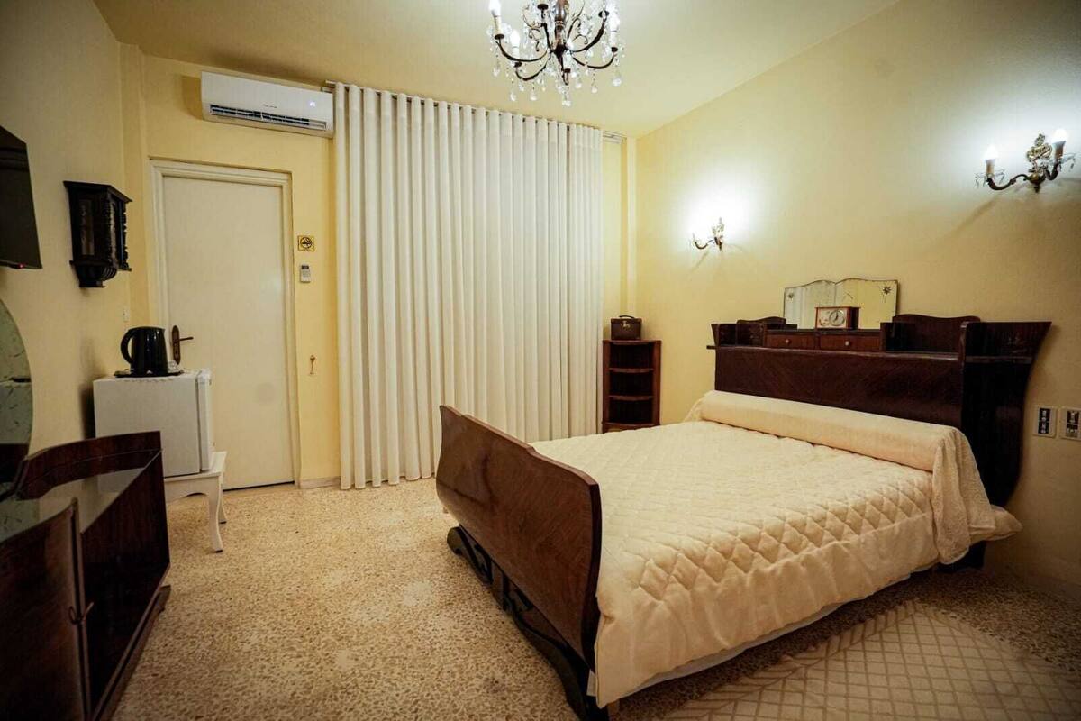 Quarto clássico | Camas com colchões de espuma com sistema de memória, frigobar