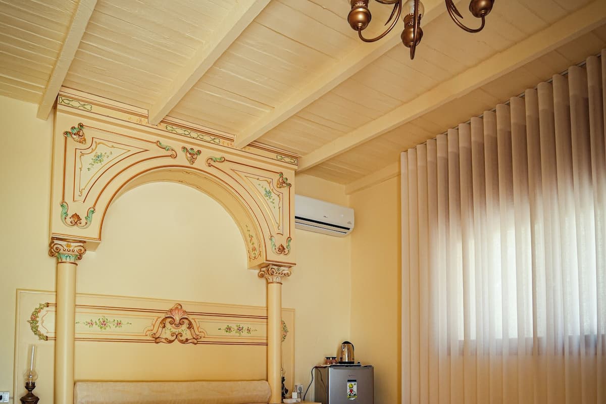 Quarto conforto | Camas com colchões de espuma com sistema de memória, frigobar