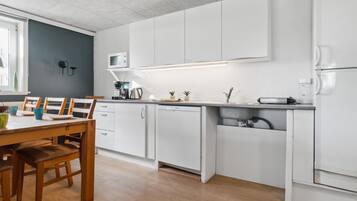 Køleskab, kogeplade, opvaskemaskine, kaffe-/temaskine