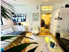 1 habitación, tabla de planchar con plancha y ropa de cama 