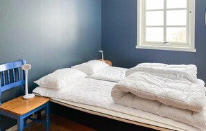 4 bedrooms, travel crib, free WiFi - 4 bedroom nice home in Midsund (Midsund)