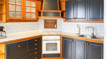 Fridge, stovetop, dishwasher, coffee/tea maker