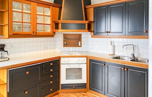 Kylskåp, spishäll, diskmaskin och kaffe- och tebryggare